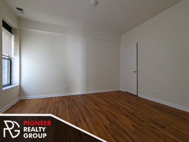 Photo - 912 W Dakin St Apartments