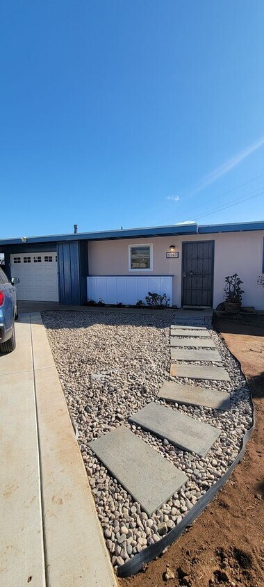 Foto principal - 3Bed/2Bath House w/1-Car Garage, Great Yar...