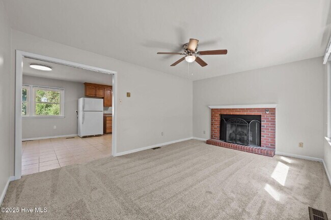 Foto del edificio - Nice 3 Bedroom Home -2503 Country Club Rd.