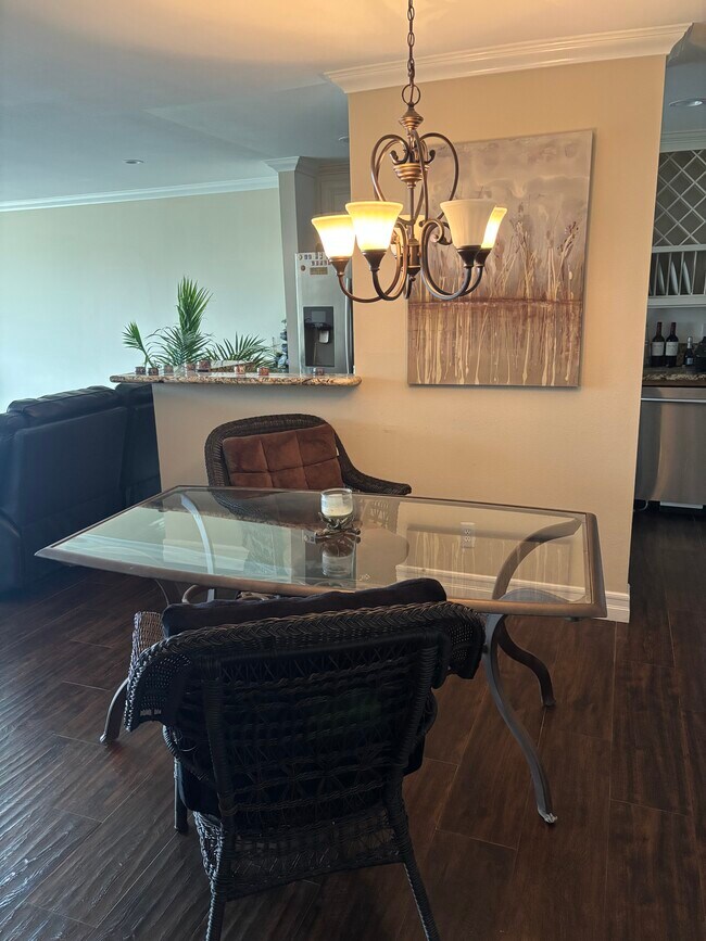 Mesa de comedor - 6526 Ocean Crest Dr