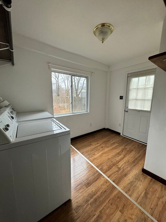 Building Photo - 613 Hulton St