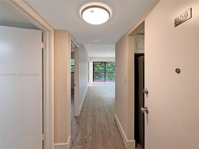 Building Photo - 995 SW 84th Ave