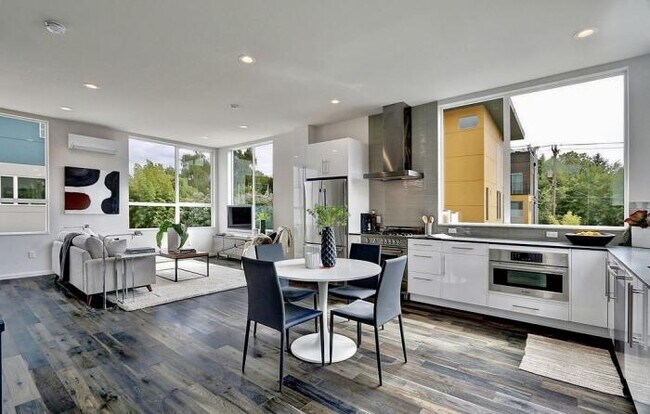 Building Photo - 2 bedroom in Seattle WA 98108