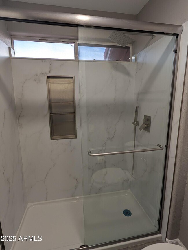 Foto del edificio - 1633 E Lakeside Dr
