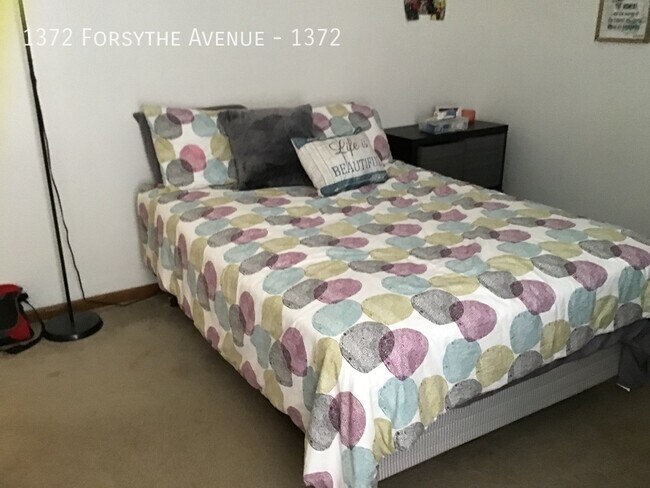 Foto del edificio - 1372 Forsythe Ave