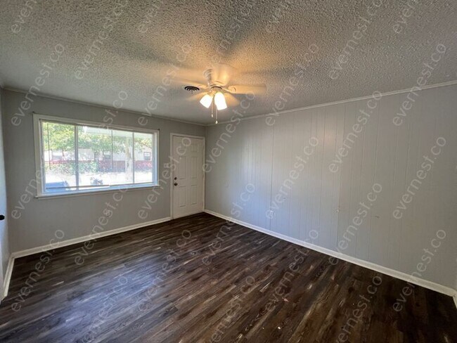 Foto del edificio - 4922 E Willow St