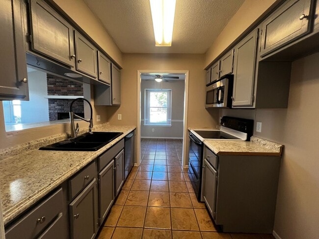 Building Photo - 3 Bedroom 2 Bathroom House