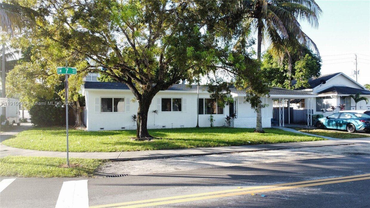 Foto principal - 4700 SW 7th St