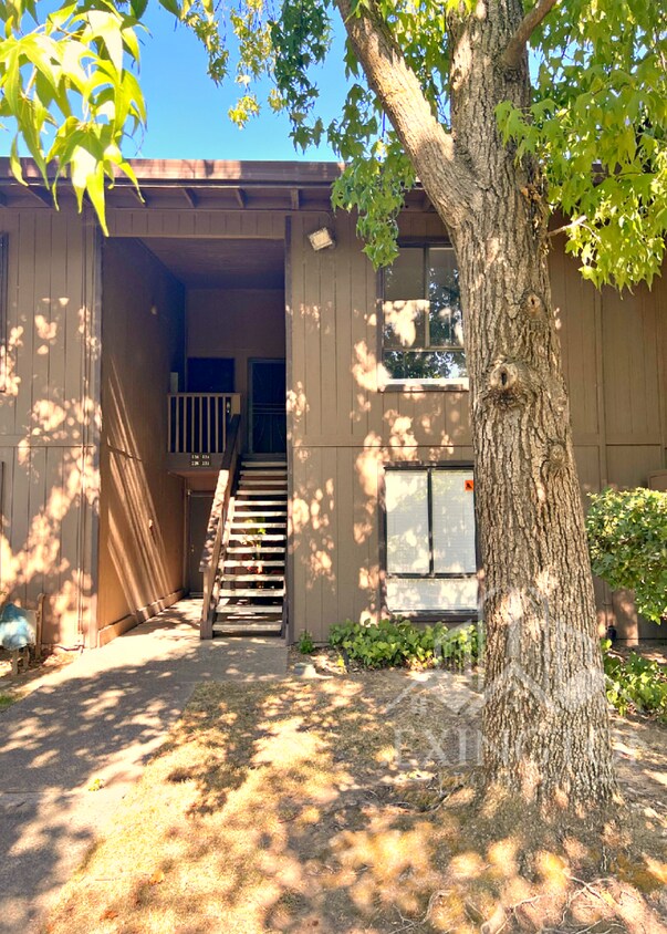 Foto principal - 2420 Larkspur Ln