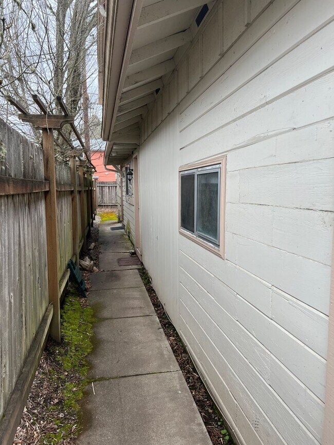 Foto del edificio - 4 bedroom, 1 bathroom backhouse in South C...