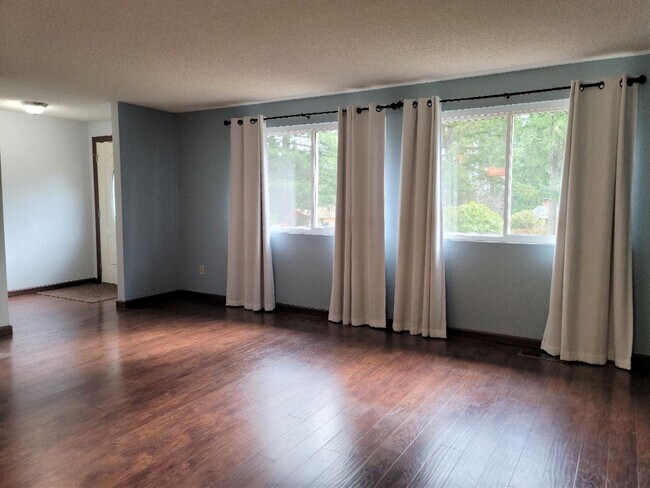 Foto del edificio - Pet Friendly 4 bedroom Home with Lots of Space for Everyone!