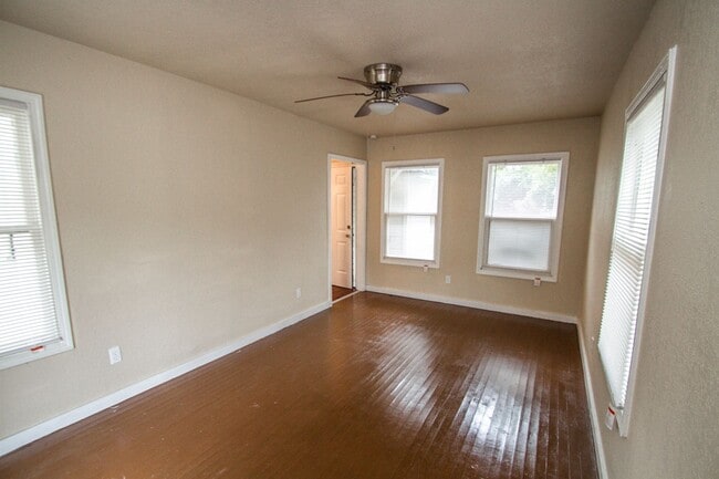 Building Photo - 930 Poinsettia St