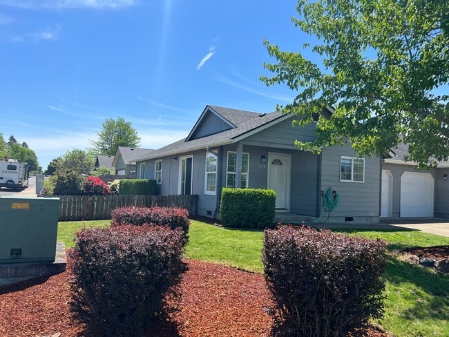 Foto del edificio - Newly updated 3-bedroom, 2-bathroom duplex with a garage!