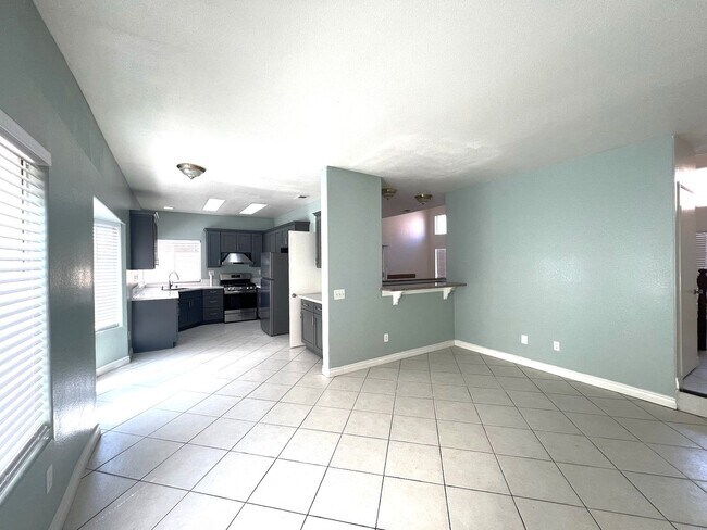 Foto del edificio - Spacious 4-Bedroom Home with Large Backyard in Moreno Valley