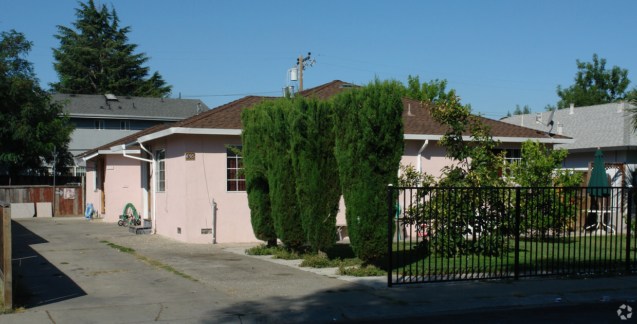 Primary Photo - 695-697 Banff St