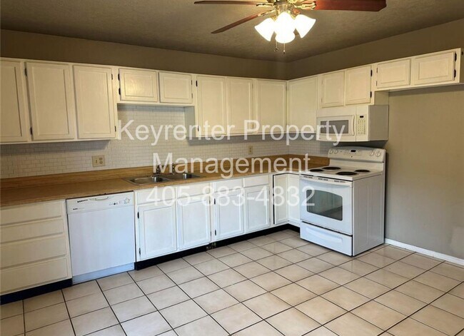 Building Photo - * * * $500 Move-in Special!!! * * * Cute Townhouse in the Heart of Norman, just minutes from OU! ...