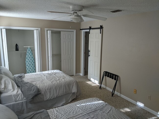 Building Photo - Adorable Two Bedroom, Townhouse....$1,250....