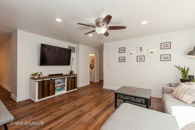 Building Photo - 6836 Redwing Dr