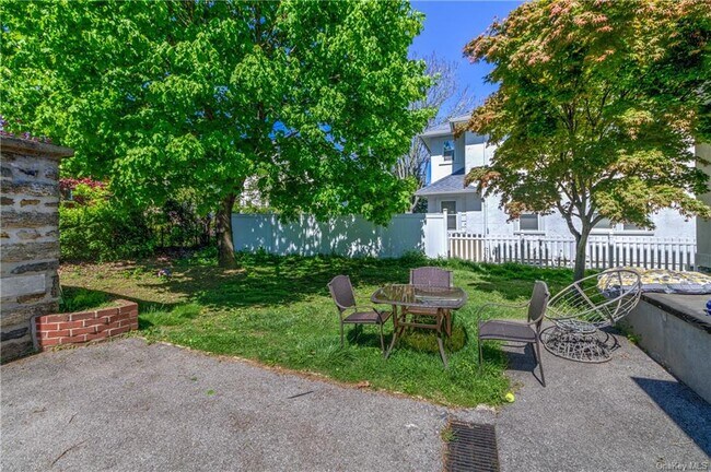 Foto del edificio - 12 Bellew Ave