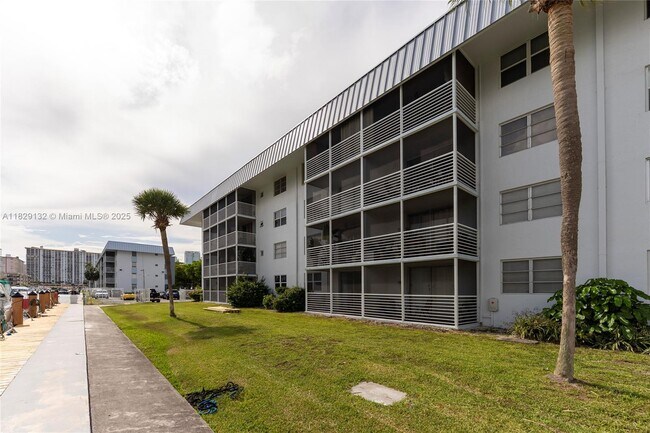 Foto del edificio - 3551 NE 169th St