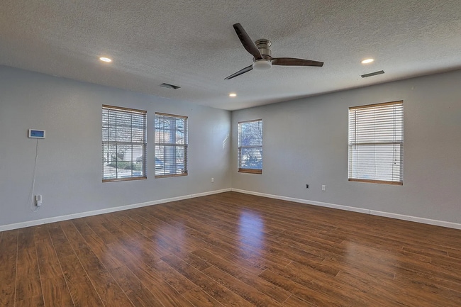 Building Photo - 3 Bed 2 Bath Near Cottonwood Mall