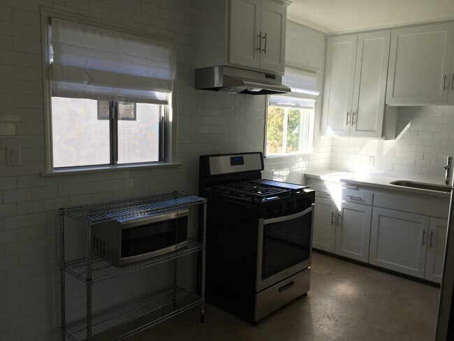 Kitchen - 1026 Ocean Park Blvd