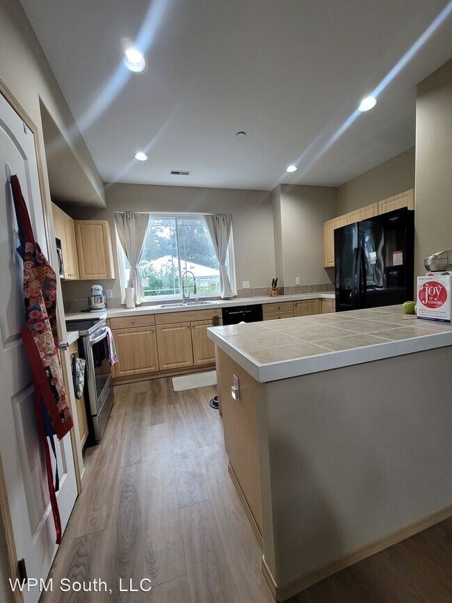 Building Photo - 3 br, 2 bath House - 2615 S 240th St, Unit...