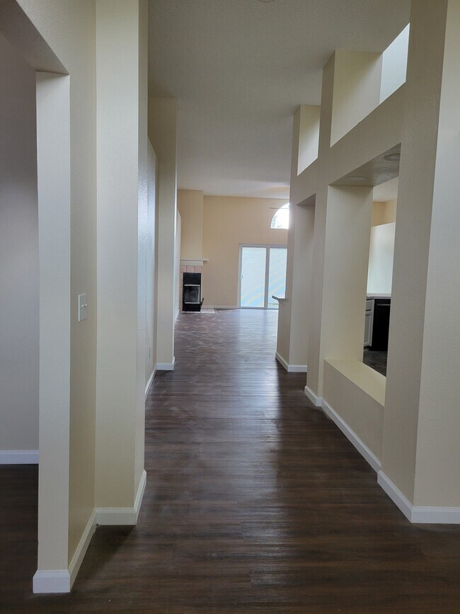 Foto del edificio - 1048 California Creek Dr