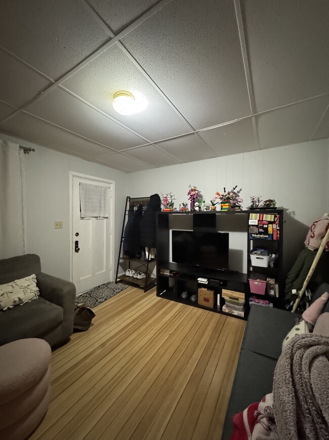 Building Photo - 200 E 9th St