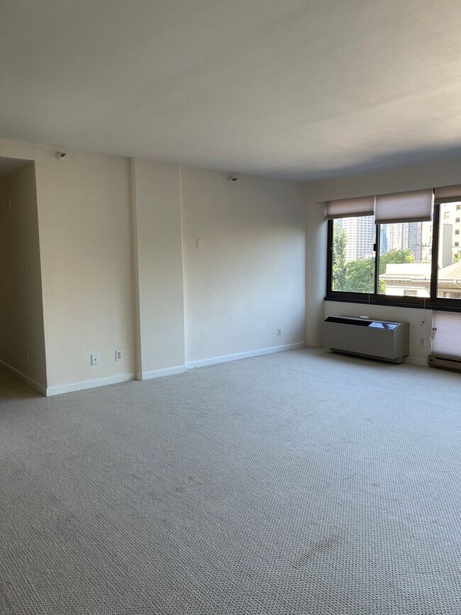 Building Photo - 2 BEDROOMS AND 1.5 BATH CONDO IN DOWNTOWN ...