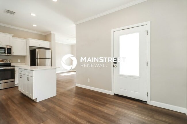 Building Photo - 3 Bedroom Pet-Friendly Home in St. Petersb...