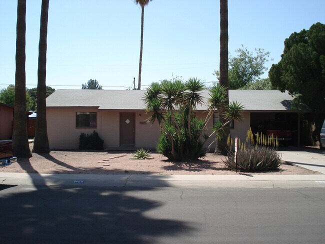 Foto del edificio - WALK TO - ASU AREA — Remodeled 5 Bedroom 3 bath Home with Pool - Next to Light Rail stop.