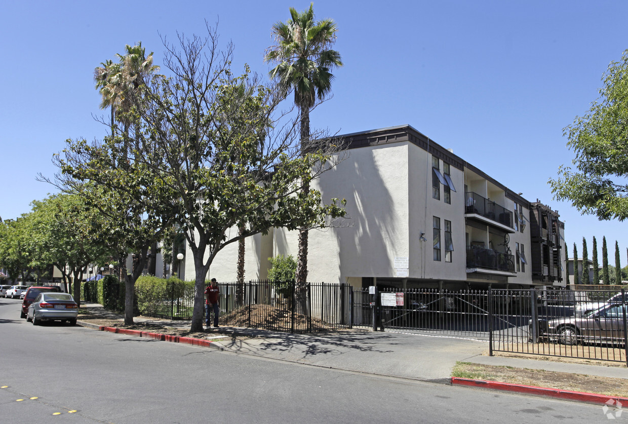 Building Photo - Laguna Palms