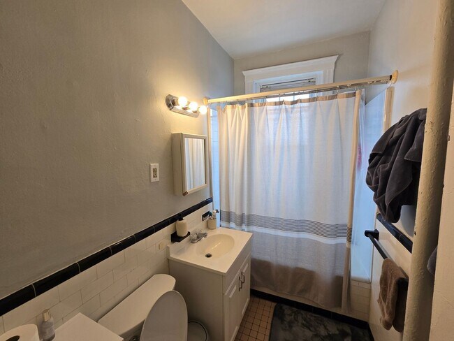 Foto del edificio - Close to T - Pet Friendly - On site laundry