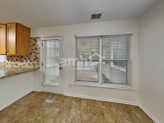 Foto del edificio - 408 Jameswood Ct