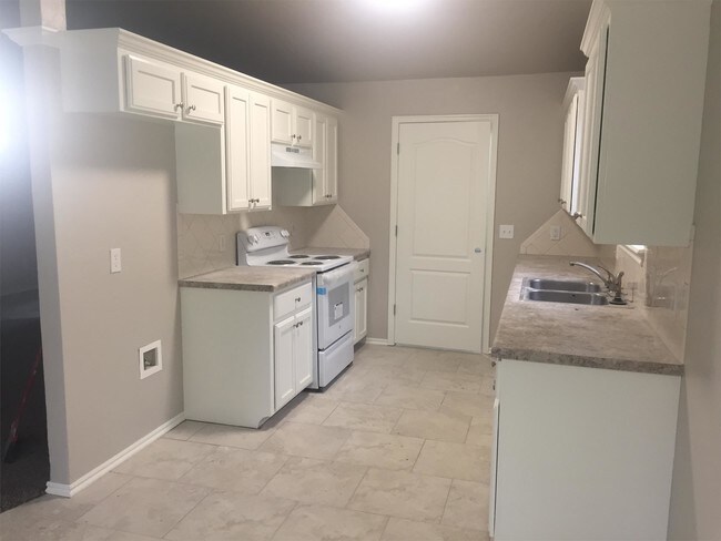 Building Photo - 116 Greentree Dr