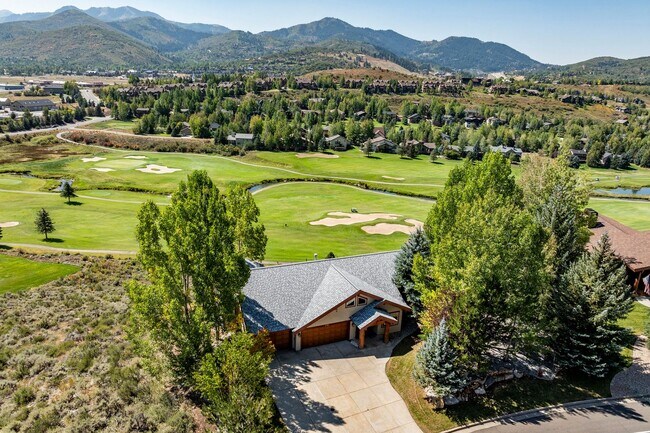 Building Photo - Beautiful Home Overlooking Jeremy Ranch Go...