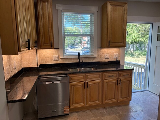 Building Photo - A newly updated 3 bedroom in Old North!