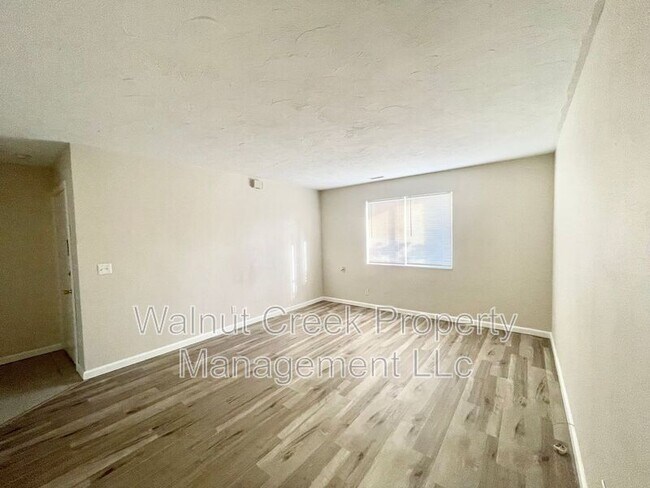 Building Photo - 2100 101