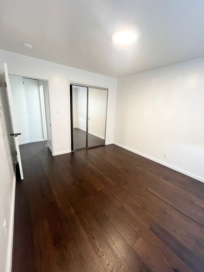Building Photo - Newly Renovated 1x1 with Parking Included!