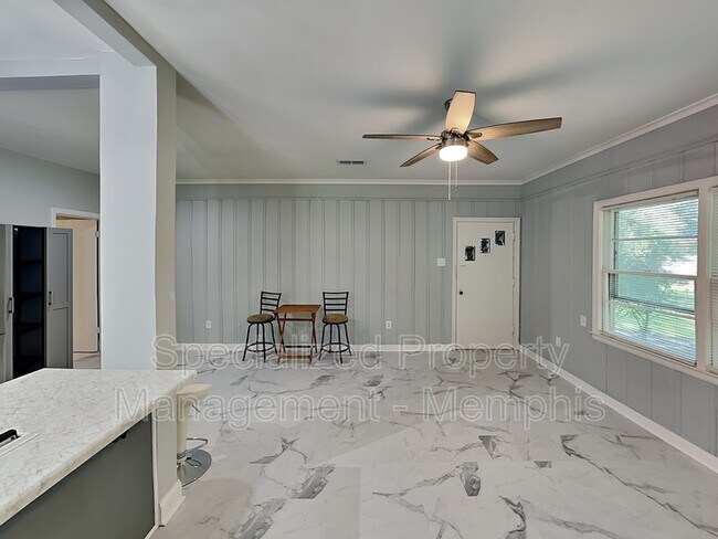 Building Photo - 1012 Robin Hood Ln