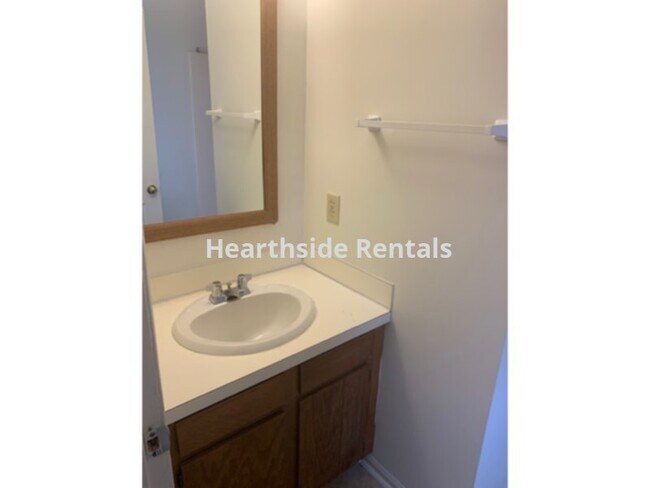 Building Photo - **2 Bedroom 1.5 Bath Duplex Near Medical D...