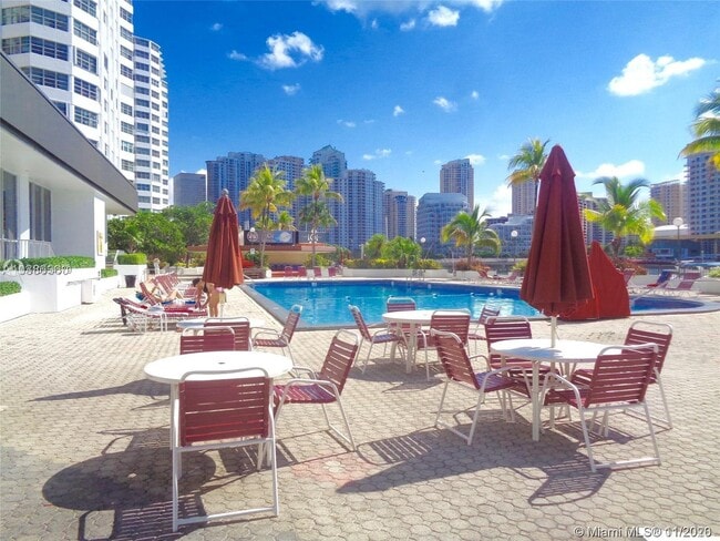 Building Photo - 999 Brickell Bay Dr