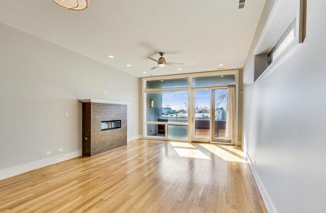 Foto del edificio - 2424 W Chicago Ave