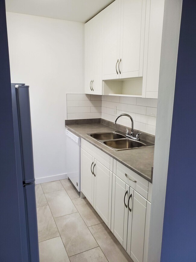 Building Photo - Renovated 1br + Flex