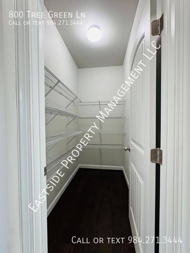 Foto del edificio - 800 Tree Green Ln