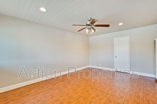 Building Photo - 4545 Moorpark Ave