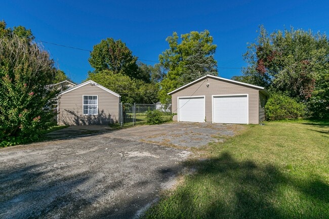 Building Photo - Beautifully Remodeled 3 Bedroom / 2 Bath M...