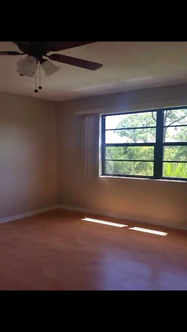 Foto del edificio - 4700 Lucerne Lakes Blvd