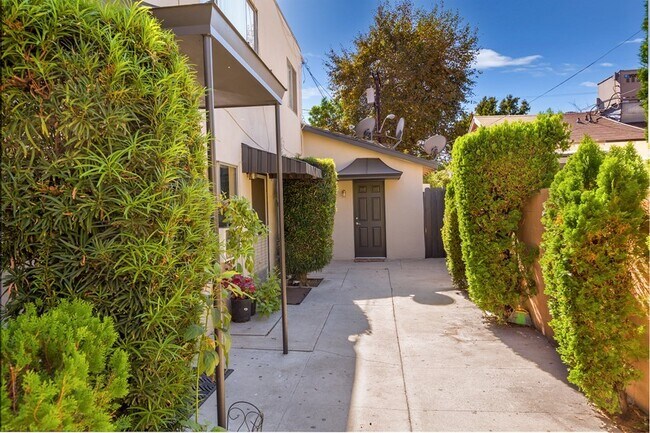 Building Photo - Nice 1 bedroom + Office Bungalow in Burbank